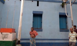 Invitan a habitantes de Calcuta a pintar sus casas de azul y blanco