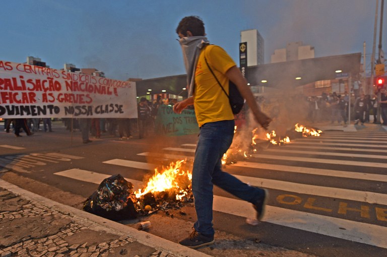 Policía dispersa manifestantes con gases lacrimógenos en Sao Paulo