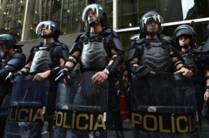 Policía lanza gases, balas de goma para dispersar a manifestantes antiCopa en Sao Paulo