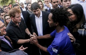 Príncipe Harry visitó adictos al crack en Brasil (Fotos)