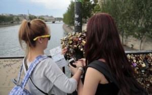 París retira 18,5 toneladas de “candados del amor” del Pont des Arts