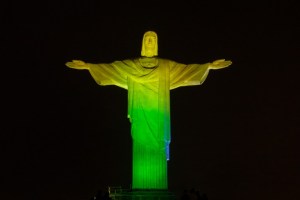 El Cristo Redentor fue iluminado con los colores de los equipos del Mundial (Fotos y Video)
