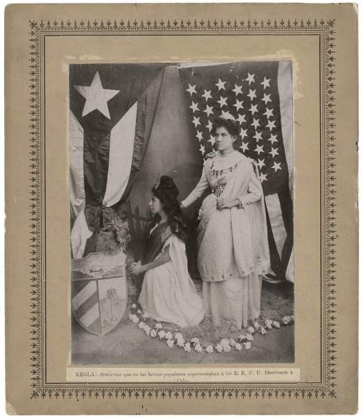Retrato alegórico, realizado en La Habana en 1898, que representa la cooperación entre Cuba y los EE UU para derrotar a España en la Guerra de Cuba (1898-1901). La imagen forma parte del libro 'Cuba Then' ('Cuba entonces'), un compendio de la extensa colección de fotos de Ramiro A. Fernández (Photo Courtesy: The Monacelli Press) 