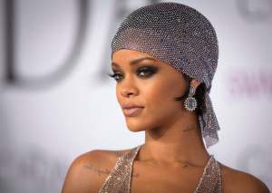 Rihanna muestra su figura en un atrevido vestido transparente (Fotos)