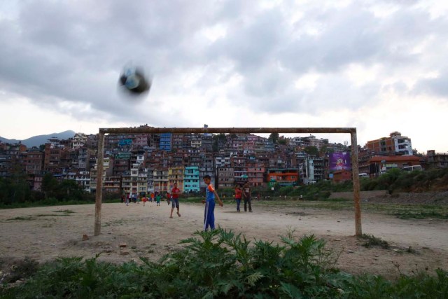 Los niños juegan al fútbol en un campo de juego en Kirtipur, Kathmandu (Navesh Chitrakar / Reuters)