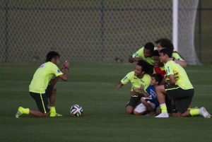 Niño “invade” entrenamiento de Brasil y Neymar lo invita a tomarse una foto