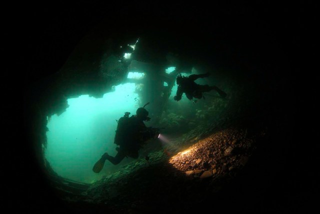Submarinismo exploran el interior del blockship respingona Tabarka en Burra Sound, en las Islas Orcadas, Escocia (Foto Reuters)