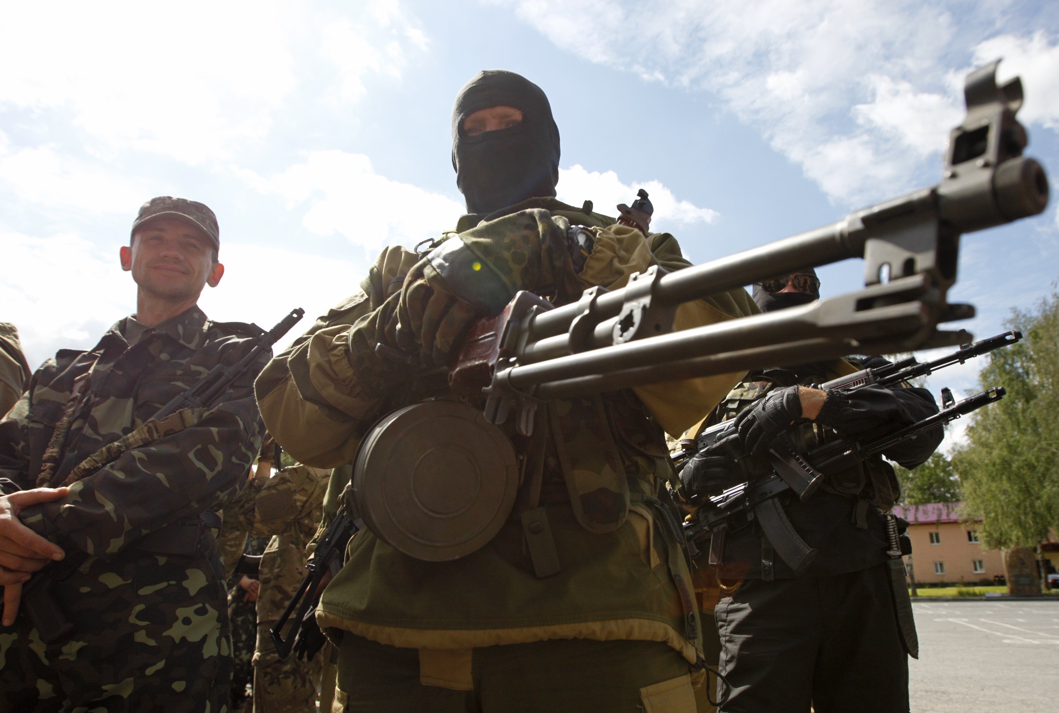 Insurgentes prorrusos derriban helicóptero con nueve militares en Ucrania