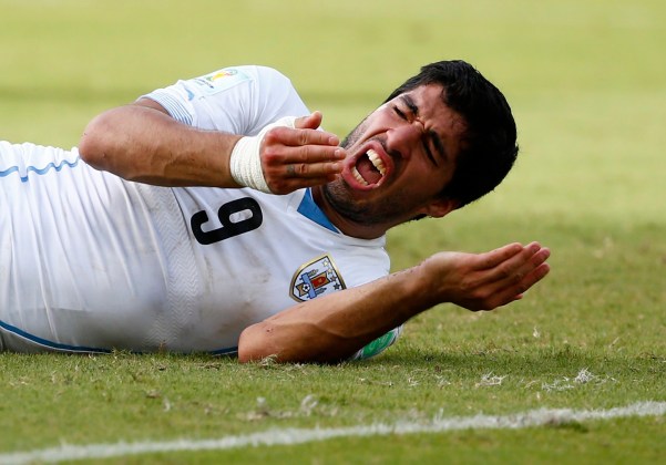 El delantero uruguayo Luis Suárez reacciona tras presuntamente morder al defensor italiano Giorgio Chiellini en su encuentro por el grupo D de la Copa del Mundo en Natal