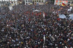 Miles de españoles se concentran para exigir referéndum sobre monarquía (Fotos)