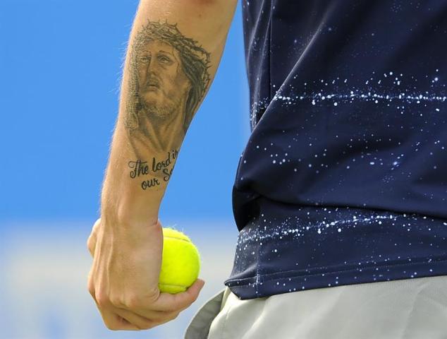 El tenista británico, Daniel Evans, sostiene la pelota durante el encuentro contra el austríaco Jurgen Melzer, durante la primera ronda del partido del Aegon Championships en el Club de Queen's en Londres, Reino Unido, hoy, lunes, 9 de junio del 2014. EFE/Facundo Arrizabalaga