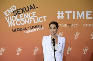Jolie dedica la cumbre contra la violencia sexual a una mujer de Bosnia