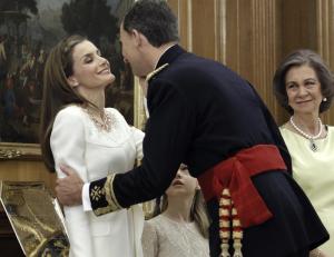 El beso de Letizia y Felipe VI tras convertirse en rey (Foto)