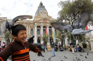 Burlas y críticas en Bolivia por el reloj que gira al revés (Fotos)