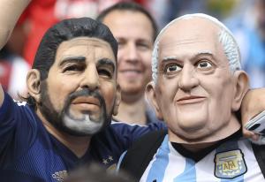 Hasta Maradona y el Papa se fueron para Porto Alegre (Foto)