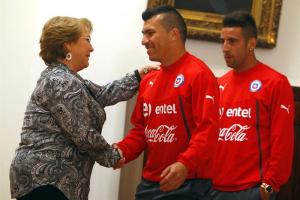 Bachelet destaca que selección de fútbol es “un tremendo orgullo para Chile” (Fotos)