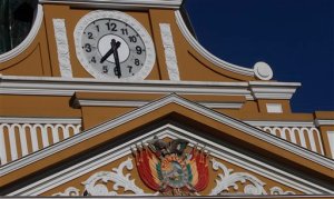 El reloj del frontis boliviano gira a la izquierda