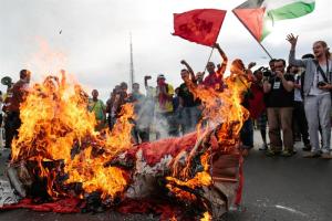Manifestantes quemaron una réplica de la Copa del Mundo en Brasil (Fotos)