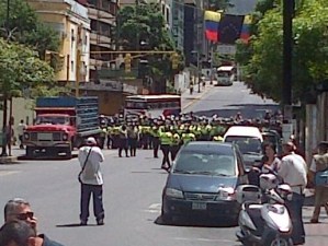 Así fue el piquete de la PNB que rodeó a manifestantes en Chacaito (Fotos)