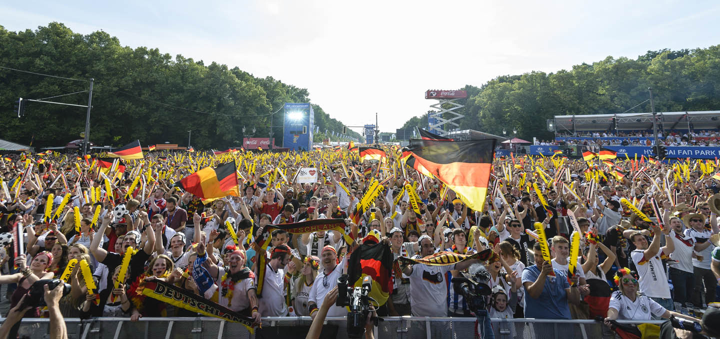 Miles de alemanes disfrutaron su contundente victoria en la Puerta de Brandeburgo (FOTOS)