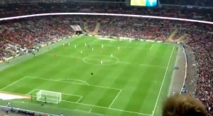 Mejor que un gol: Avión lanzado de las tribunas impacta a jugador (Video glorioso)