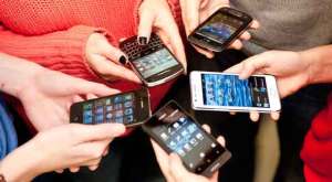 ¿Cambia la cultura juvenil? Más celulares, menos drogas