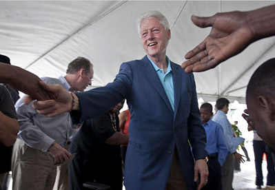Bill Clinton apoya a pequeños productores haitianos de maní en visita al país