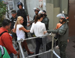 Familiares de Leopoldo López son rodeados por gran despliegue militar (Fotos)