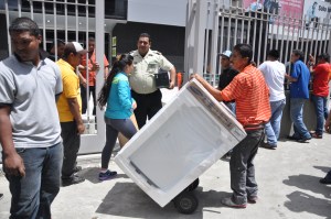 Venden electrodomésticos a bajos precios en Plaza Venezuela (Fotos)