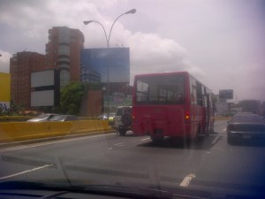 Largas colas en la autopista Francisco Fajardo por reparaciones (Fotos)