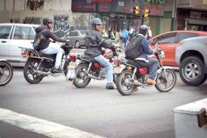 Desde 2011 intentan encarrilar a los motorizados en Venezuela