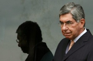 Oscar Arias es hospitalizado por una falla en su marcapasos