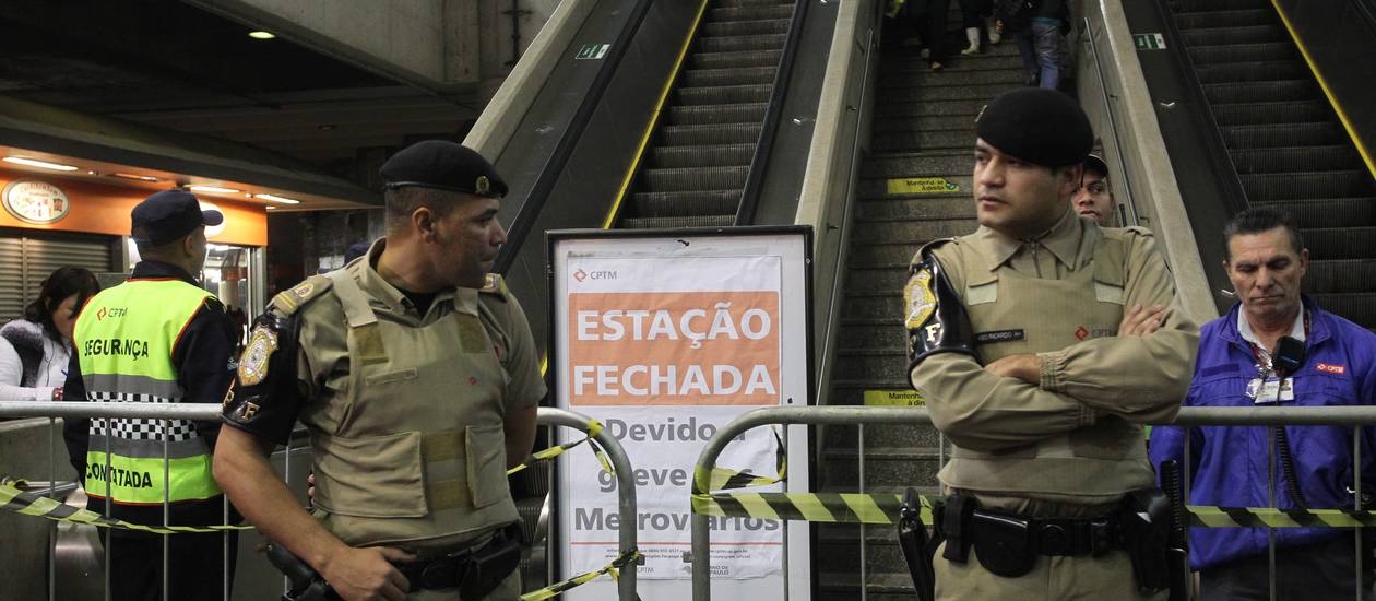 Policía dispersa protesta con palos y gases en el metro de Sao Paulo