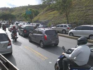 Reportan fuerte cola en la Autopista Prados del Este (Fotos)