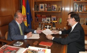 Juan Carlos firma su abdicación para dejar paso a su hijo Felipe