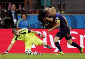 FOTOS: Así se bailó Robben a Casillas en el quinto gol de Holanda