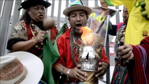 Chamanes peruanos pronostican el Mundial (Video)