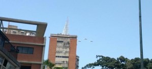 Aviones que sobrevuelan Caracas ensayan para el desfile aéreo del 5 de julio