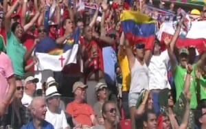 Apareció la bandera de Venezuela en el partido Costa Rica- Italia (Fotos)