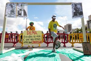 Manifestantes hacen partido de protesta en Brasilia (Fotos)