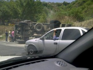 Camión volcado generó fuerte cola en la Caracas-La Guaira #4J (Foto)