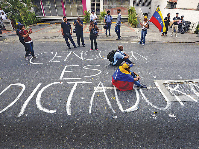 Luego de censurar medios y perseguir periodistas venezolanos, Maduro arremete contra agencias internacionales