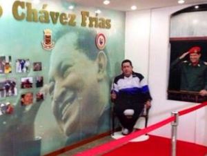 ¡Ay chamo!… Un muñeco de cera de Chávez sentado en su museo del Ipsfa