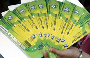 Taxista devolvió 40 entradas para el Mundial que olvidaron en su carro