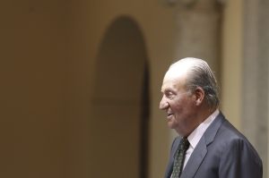 El rey Juan Carlos anuncia su retirada de la vida pública