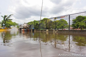 Laguna en el distribuidor Altamira colapsó el tráfico en la Francisco Fajardo (Fotos + video)