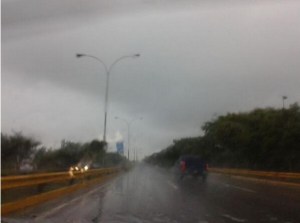 Caracas amanace bajo lluvia y estiman precipitaciones dispersas en todo el país