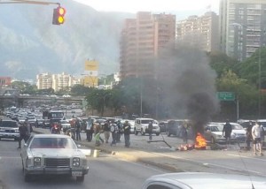Arranca Junio y manifestantes toman una vez más la autopista Prados del Este (Fotos)