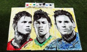 Pintan el rostro de Ronaldo, Neymar y Messi con un balón de fútbol (Fotos)