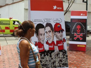 Protesta creativa en Chacaco: Pinilla con Censura y sin Censura (Fotos)